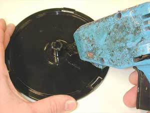 Двумя каплями клея (можно обычным, синтетическим) приклеиваем CD